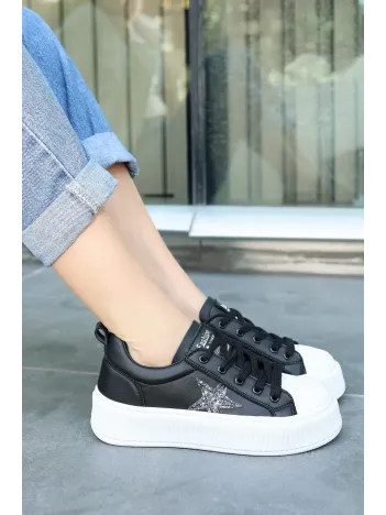 Piata Siyah Cilt Beyaz Tabanlı Bağcıklı Spor Ayakkabı Piata Siyah Cilt Beyaz Tabanlı Bağcıklı Spor Ayakkabı