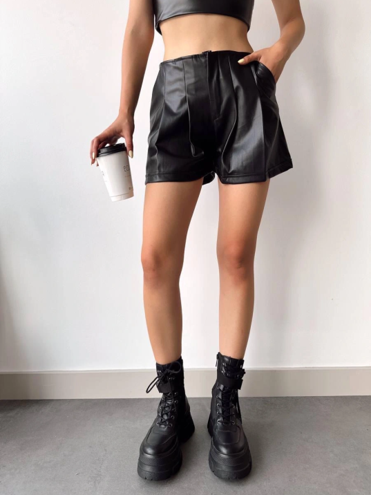 Pileli Deri Şort Siyah H240053