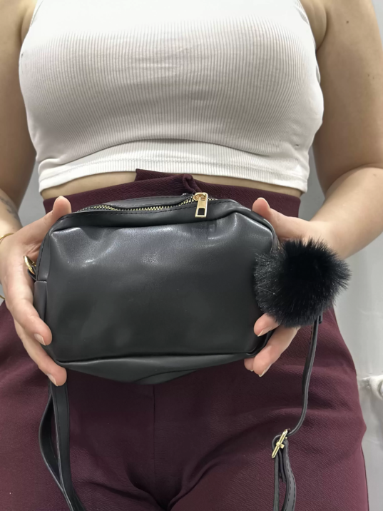 Ponpon siyah cilt çanta