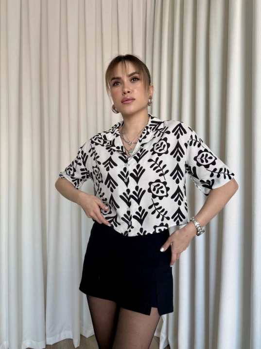 Siyah beyaz baskılı crop gömlek Siyah beyaz baskılı crop gömlek