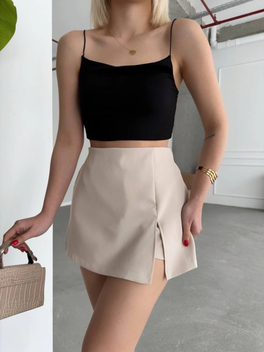 Tek yırtmajlı şort etek Tek yırtmajlı şort etek