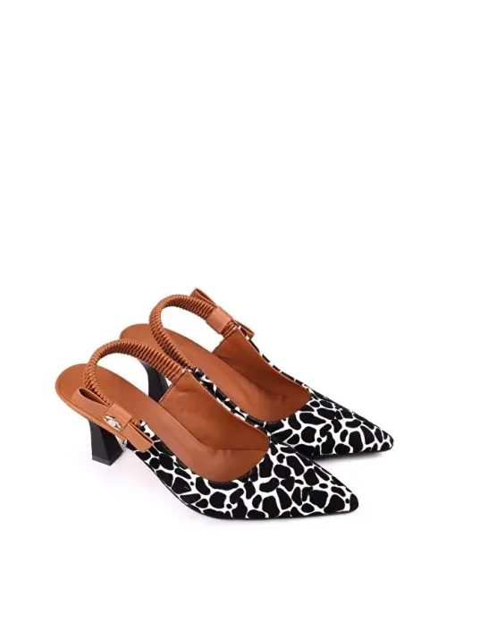 Toran Beyaz Rugan Siyah Süet Detaylı Topuklu Ayakkabı Toran Beyaz Rugan Siyah Süet Detaylı Topuklu Ayakkabı