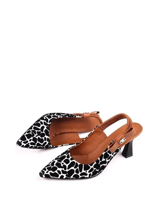 Toran Beyaz Rugan Siyah Süet Detaylı Topuklu Ayakkabı Toran Beyaz Rugan Siyah Süet Detaylı Topuklu Ayakkabı