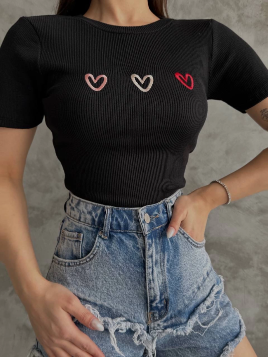 Üçlü kalp nakışlı bluz