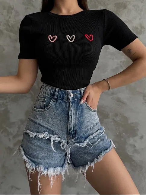 Üçlü Kalp Nakışlı Bluz