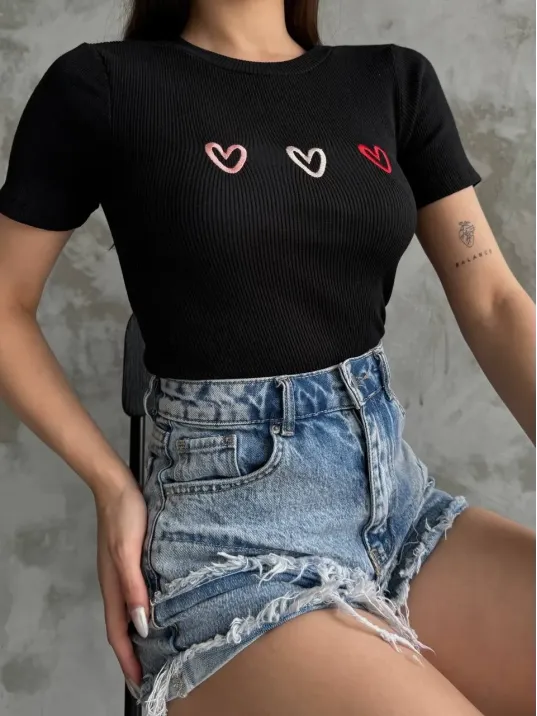 Üçlü Kalp Nakışlı Bluz