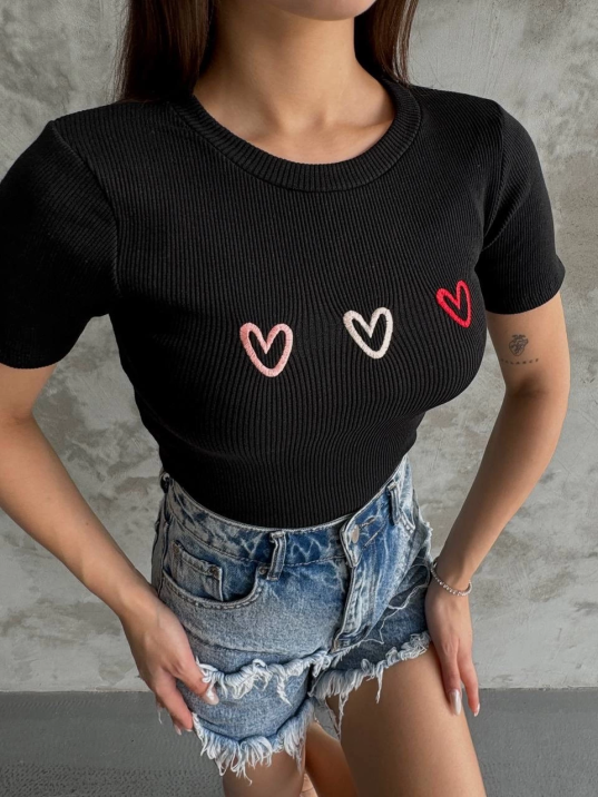 Üçlü kalp nakışlı bluz