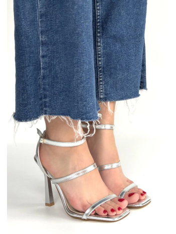 Umira Gümüş Rugan Topuklu Bilekten Kemerli Ayakkabı