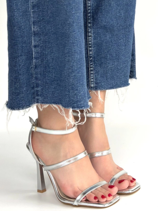 Umira Gümüş Rugan Topuklu Bilekten Kemerli Ayakkabı