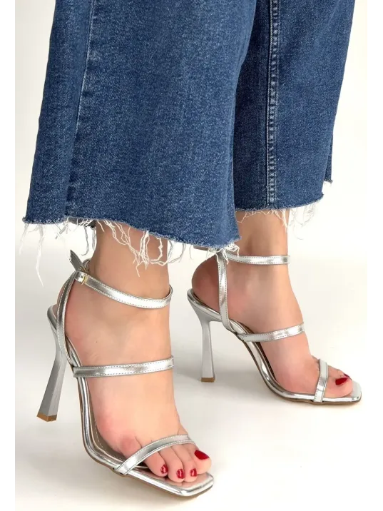 Umira Gümüş Rugan Topuklu Bilekten Kemerli Ayakkabı