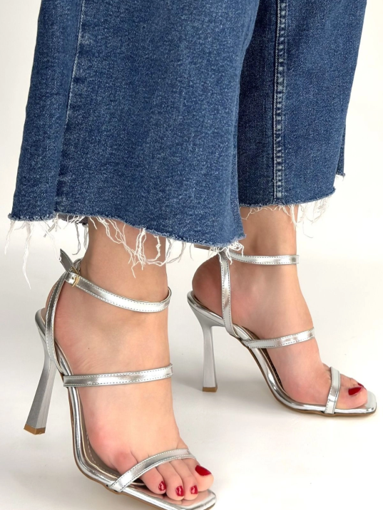 Umira Gümüş Rugan Topuklu Bilekten Kemerli Ayakkabı