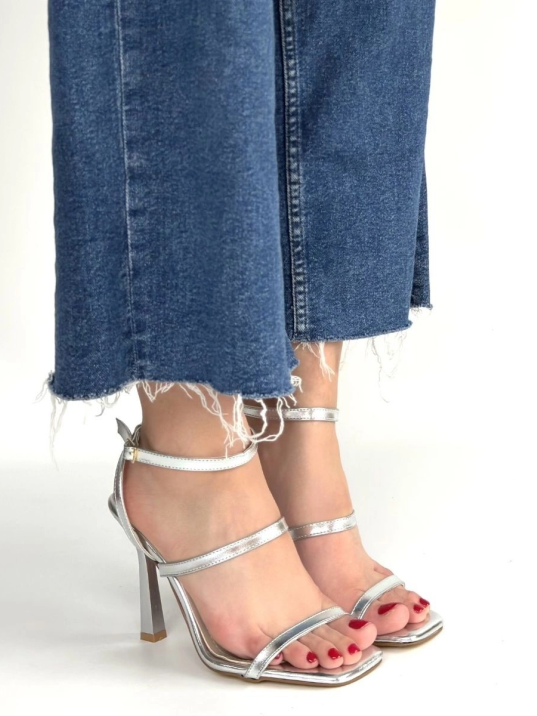 Umira Gümüş Rugan Topuklu Bilekten Kemerli Ayakkabı