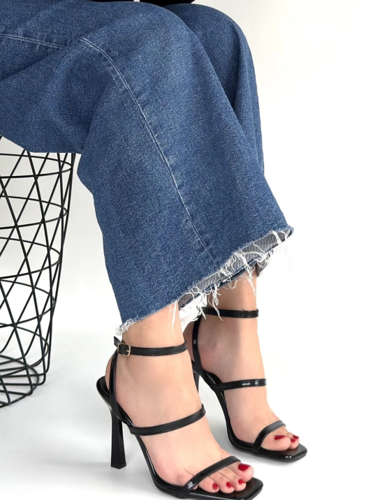 Umira Siyah Rugan Topuklu Bilekten Kemerli Ayakkabı