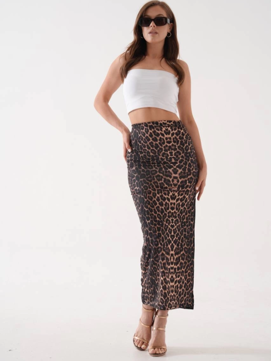 Uzun yırtmaçlı ince kumaş etek leopar Uzun yırtmaçlı ince kumaş etek leopar