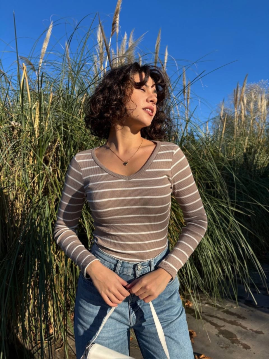 V yaka çizgili bluz bej A3699 V yaka çizgili bluz bej A3699