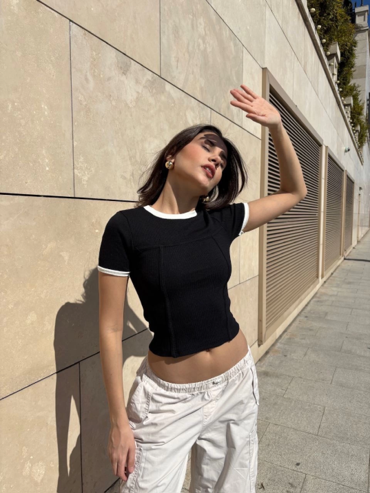 Yaka kol garnili ön parçalı bluz Yaka kol garnili ön parçalı bluz