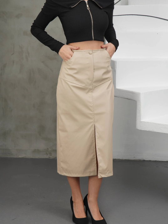 Yırtmaçlı uzun deri etek bej