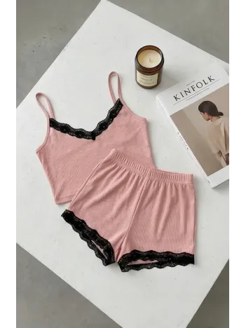 Kadın Pembe Alt Ve Üst Dantel Detaylı Şortlu Gecelik Takımı – Modern, Konforlu Ve Günlük Kombinlere Uygun