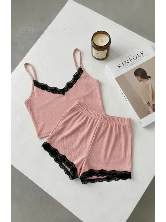 Kadın Pembe Alt Ve Üst Dantel Detaylı Şortlu Gecelik Takımı – Modern, Konforlu Ve Günlük Kombinlere Uygun