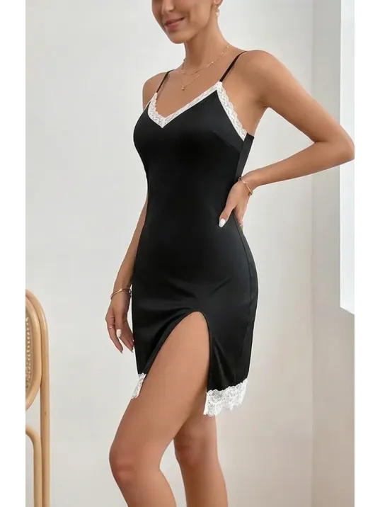 Kadın Siyah Askılı Yırtmaçlı Beyaz Dantelli Gecelik – Modern Ve Şık Tasarım