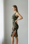 Kadın Kamuflaj Desenli Yırtmaçlı Diz Altı Vücüdu Saran Gecelik – Modern Ve Şık Tasarım