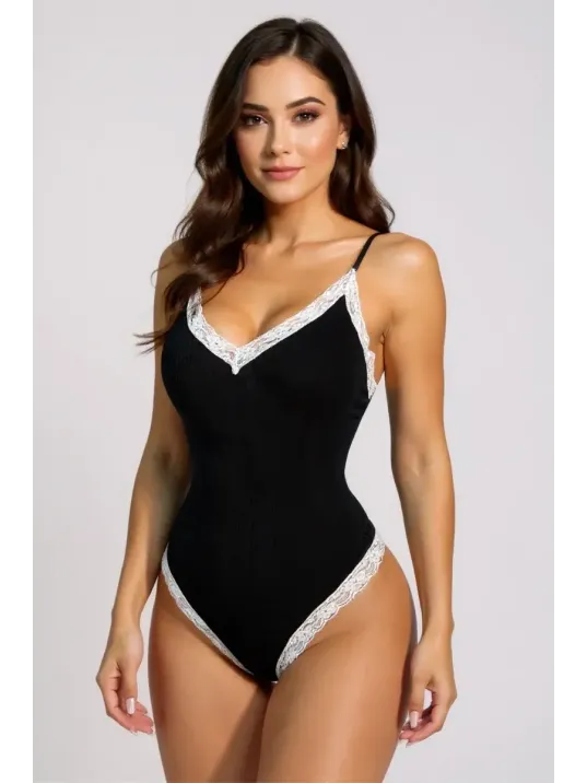 Kadın Beyaz Dantel Işlemeli Siyah Tulum Gecelik – Modern Ve Şık Tasarım