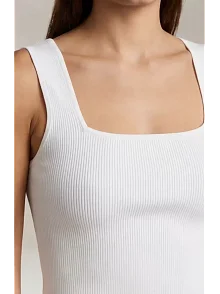Kadın Beyaz Kalın Askılı Crop Top Büstiyer – Modern Ve Şık Tasarım Kadın Beyaz Kalın Askılı Crop Top Büstiyer – Modern Ve Şık Tasarım