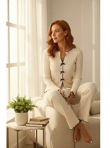 Kadın Ekru Fitilli Şık Pijama Takımı – Fiyonk Detaylı Rahat Ev Giyim Seti