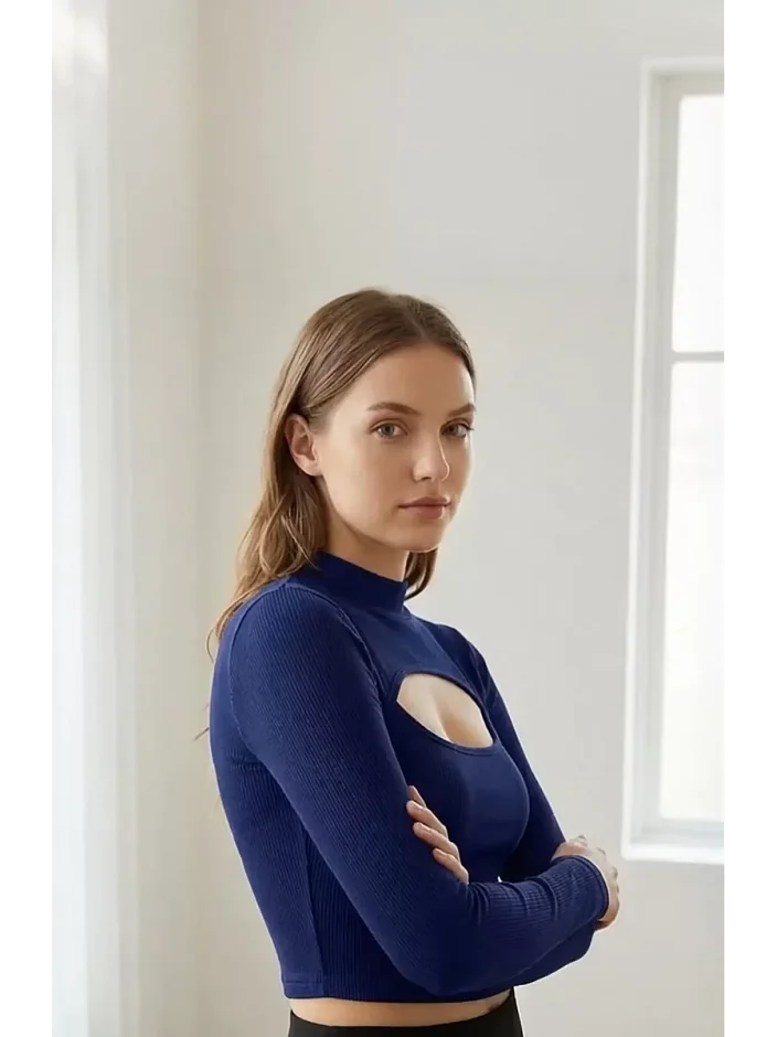 Kadın Lacivert Göğüs Dekolteli Uzun Kollu Cut Out Crop Top Bluz – Şık, Rahat Ve Kolay Kombinlenebilir