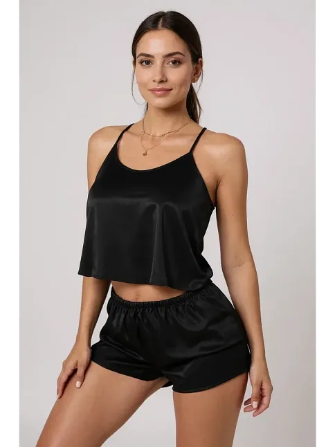 Kadın Siyah Asimetrik Sırt Dekolte Detaylı Şık Şortlu Gecelik Takım – Modern, Konforlu Ve Günlük Kombinlere Uygun Kadın Siyah Asimetrik Sırt Dekolte Detaylı Şık Şortlu Gecelik Takım – Modern, Konforlu Ve Günlük Kombinlere Uygun