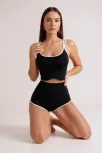 Kadın Siyah Beyaz Çapraz Lastik Detaylı Kaşkorse Şortlu Gecelik Takımı – Modern, Konforlu Ve Günlük Kombinlere Uygun