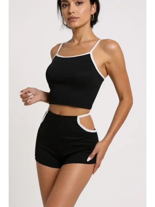 Kadın Siyah Beyaz Şortlu Cut-out Detaylı Gecelik Takımı – Modern, Konforlu Ve Günlük Kombinlere Uygun