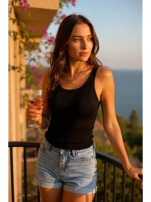 Kadın Siyah Kolsuz Kalın Askılı Uzun Crop Top Bluz & Atlet – Şık, Rahat Ve Kolay Kombinlenebilir