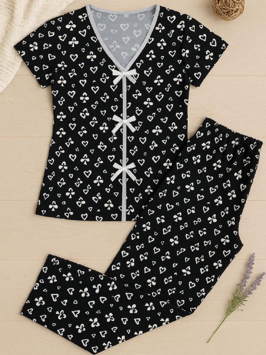 Kadın Siyah Beyaz Kalp Desenli Fiyonklu Kısa Kollu Pijama Takımı – Rahat, Şık Ve 4 Mevsim Kullanım Kadın Siyah Beyaz Kalp Desenli Fiyonklu Kısa Kollu Pijama Takımı – Rahat, Şık Ve 4 Mevsim Kullanım