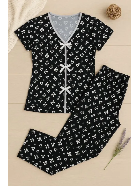 Kadın Siyah Beyaz Kalp Desenli Fiyonklu Kısa Kollu Pijama Takımı – Rahat, Şık Ve 4 Mevsim Kullanım
