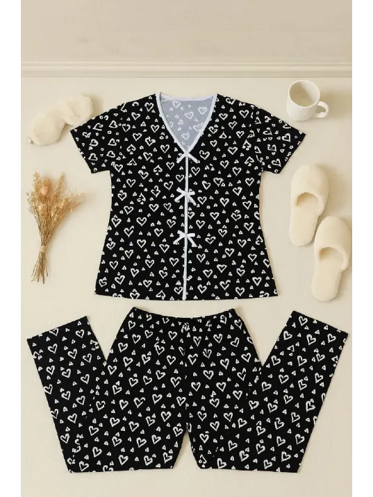 Kadın Siyah Beyaz Kalp Desenli Fiyonklu Kısa Kollu Pijama Takımı – Rahat, Şık Ve 4 Mevsim Kullanım