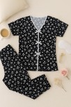 Kadın Siyah Beyaz Kalp Desenli Fiyonklu Kısa Kollu Pijama Takımı – Rahat, Şık Ve 4 Mevsim Kullanım Kadın Siyah Beyaz Kalp Desenli Fiyonklu Kısa Kollu Pijama Takımı – Rahat, Şık Ve 4 Mevsim Kullanım