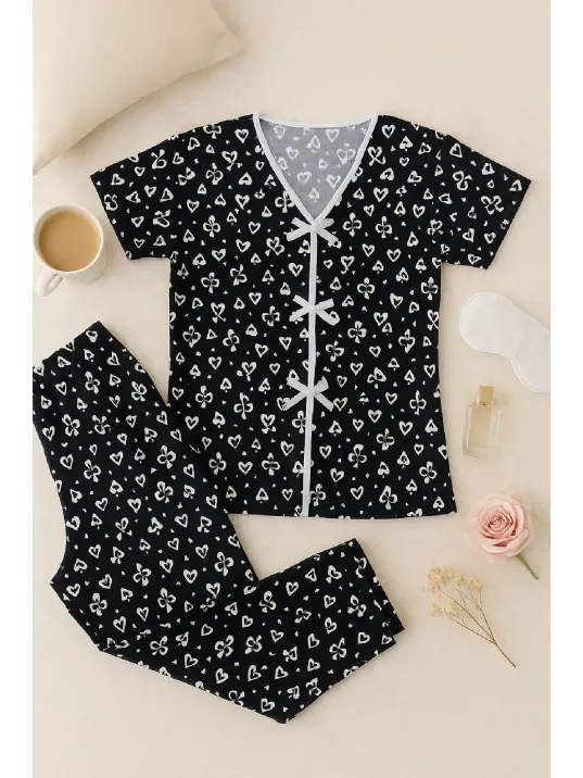 Kadın Siyah Beyaz Kalp Desenli Fiyonklu Kısa Kollu Pijama Takımı – Rahat, Şık Ve 4 Mevsim Kullanım