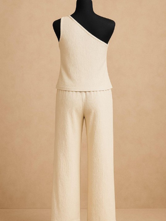 Kadın Beyaz Tek Omuzlu Şık Bluz & Geniş Paça Pantolon İkili Takım Kadın Beyaz Tek Omuzlu Şık Bluz & Geniş Paça Pantolon İkili Takım