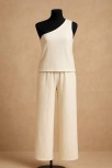 Kadın Beyaz Tek Omuzlu Şık Bluz & Geniş Paça Pantolon İkili Takım Kadın Beyaz Tek Omuzlu Şık Bluz & Geniş Paça Pantolon İkili Takım