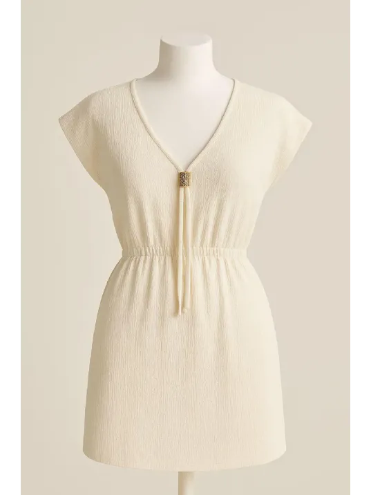 Kadın Beyaz Yanları Yırtmaçlı Tokalı V Yaka Mini Plaj Elbisesi – Şık, Rahat Ve 4 Mevsim Kullanıma Uygun