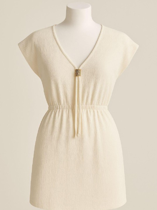 Kadın Beyaz Yanları Yırtmaçlı Tokalı V Yaka Mini Plaj Elbisesi – Şık, Rahat ve 4 Mevsim Kullanıma Uygun