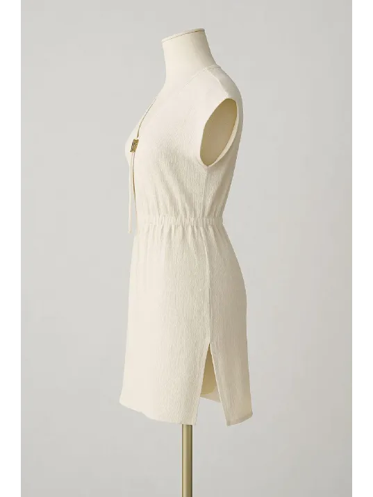 Kadın Beyaz Yanları Yırtmaçlı Tokalı V Yaka Mini Plaj Elbisesi – Şık, Rahat Ve 4 Mevsim Kullanıma Uygun