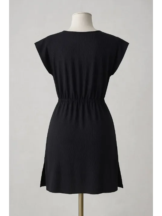 Kadın Siyah Yanları Yırtmaçlı Tokalı V Yaka Mini Plaj Elbisesi – Şık, Rahat Ve 4 Mevsim Kullanıma Uygun