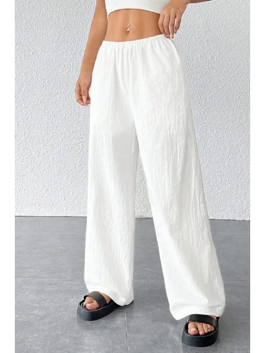 Kadın Beyaz Bol Kesim Cepli Geniş Paça Dökümlü Pantolon – Modern Ve Şık Tasarım