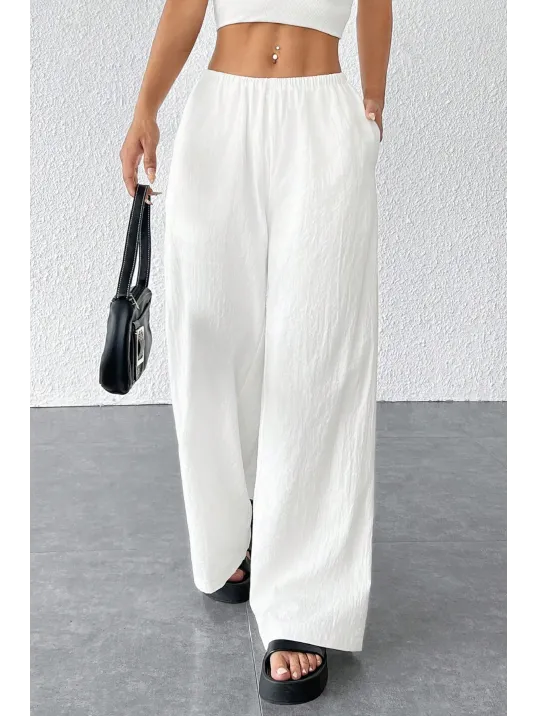 Kadın Beyaz Bol Kesim Cepli Geniş Paça Dökümlü Pantolon – Modern Ve Şık Tasarım Kadın Beyaz Bol Kesim Cepli Geniş Paça Dökümlü Pantolon – Modern Ve Şık Tasarım