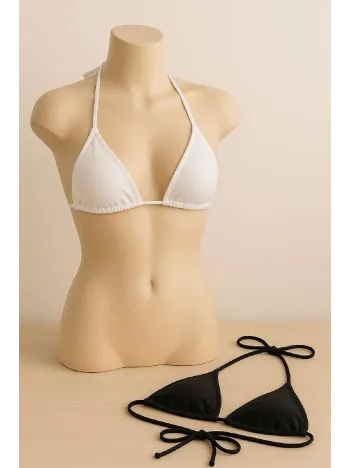 Kadın Siyah Ve Beyaz Minimal Kesim Üçgen Bikini Üstü – Modern Ve Şık Tasarım