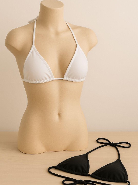 Kadın Siyah Ve Beyaz Minimal Kesim Üçgen Bikini Üstü – Modern Ve Şık Tasarım