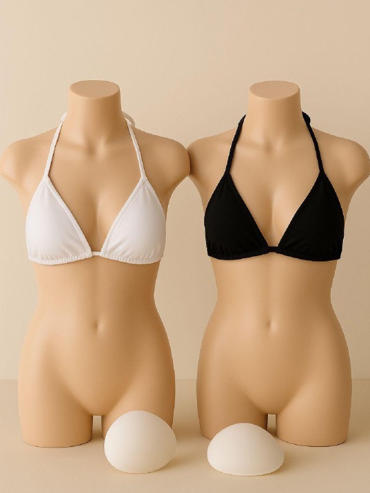 Kadın Siyah ve Beyaz Minimal Kesim Üçgen Bikini Üstü – Modern ve Şık Tasarım