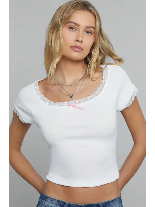 Kadın Beyaz Göğsü Ve Kolları Dantelli Fiyonklu Kısa Kol Crop Top Bluz – Şık, Rahat Ve Kolay Kombinlenebilir